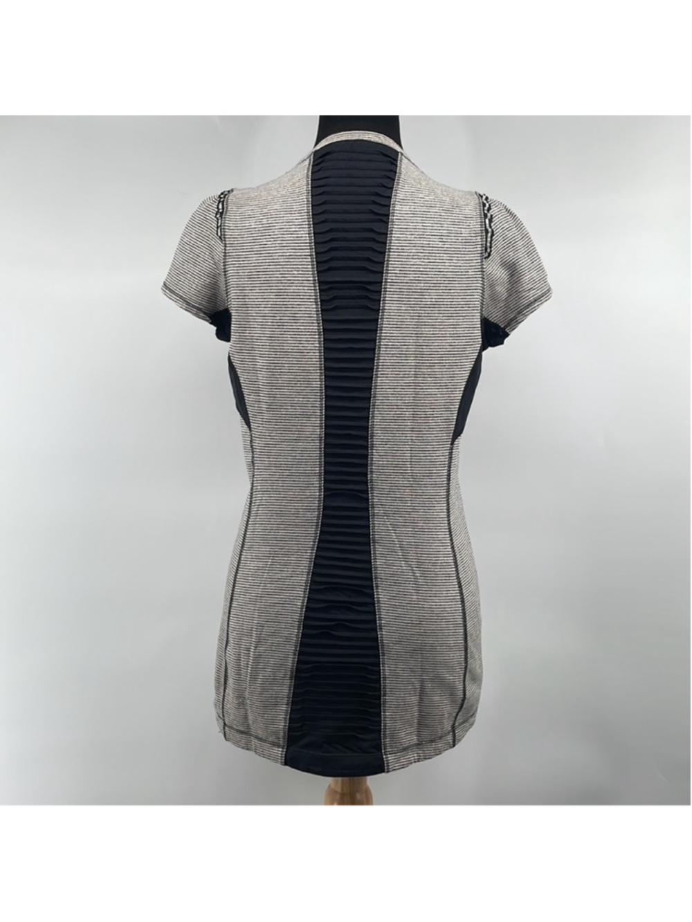 Lululemon Star Runner Short Sleeve
Tonka Stripe Cashew / Heathered Black sz 6 - Picture 6 of 13